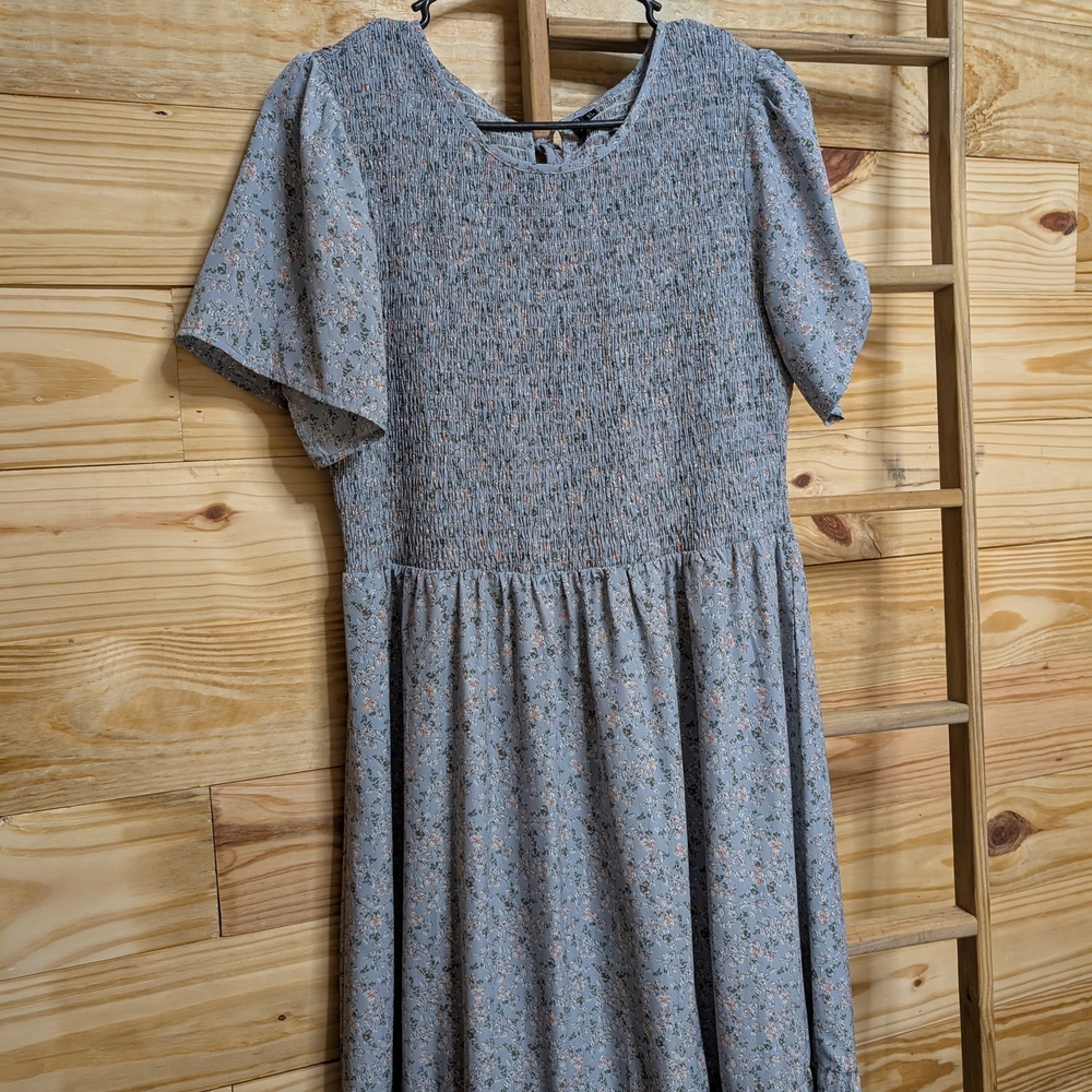Chic Floral Midi Dress in Gray